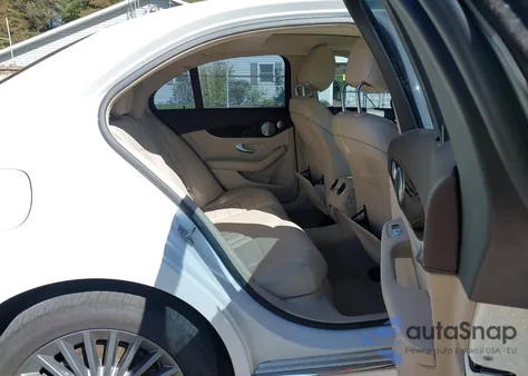 2015 Mercedes-Benz C 300 Luxury 4Matic z USA, uszkodzony, nr VIN 55SWF4KB4FU035020